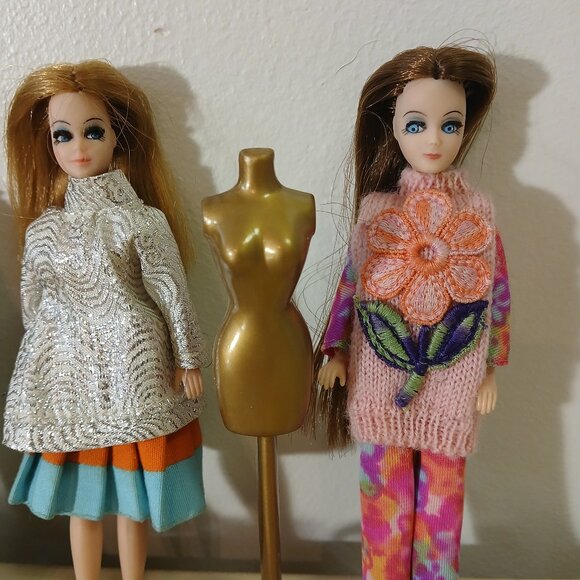 Vintage (70s) Dawn doll set and case - 5 dolls with extra clothes and mannequins - Picture 3 of 10